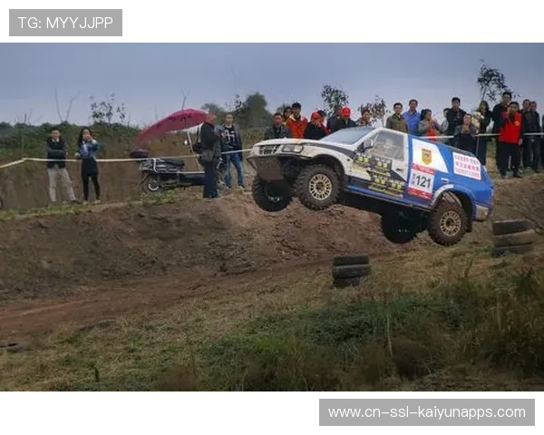 赛车越野赛选手冲上泥坡腾空三秒